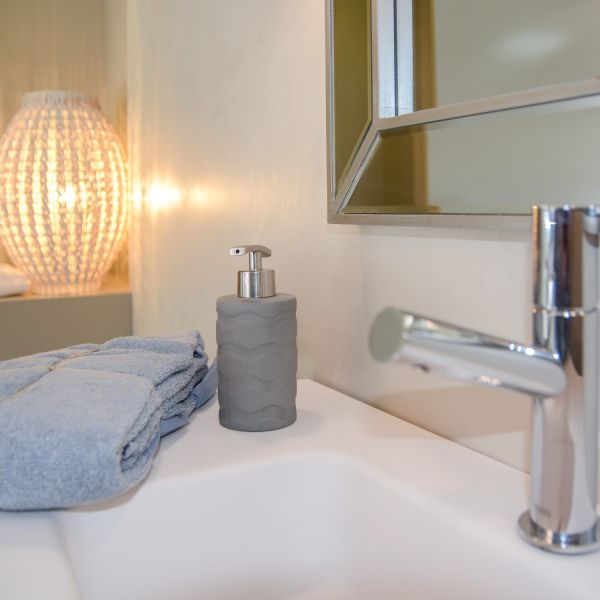 DOSIFICADOR BAÑO CERAMICA ONDAS GRIS PERLA 16X7