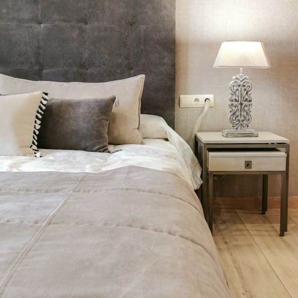 Set 2 Mesitas noche 1 cajón fabricada en MDF color blanco patas y estructura metal aluminio mate 50x45x45