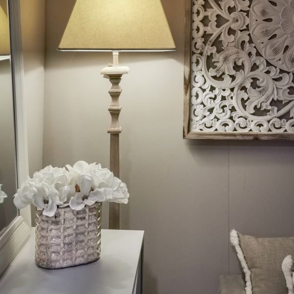 Jarrón decorativo para realzar espacios elegantes