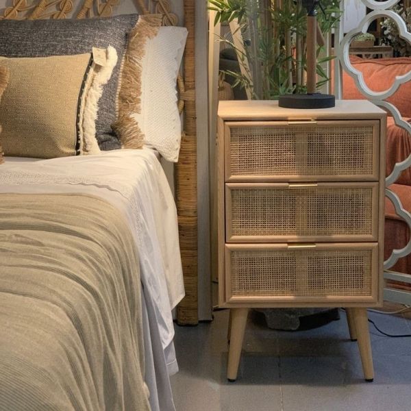 Mesita noche madera pino 3 cajones mimbre  42x71x37