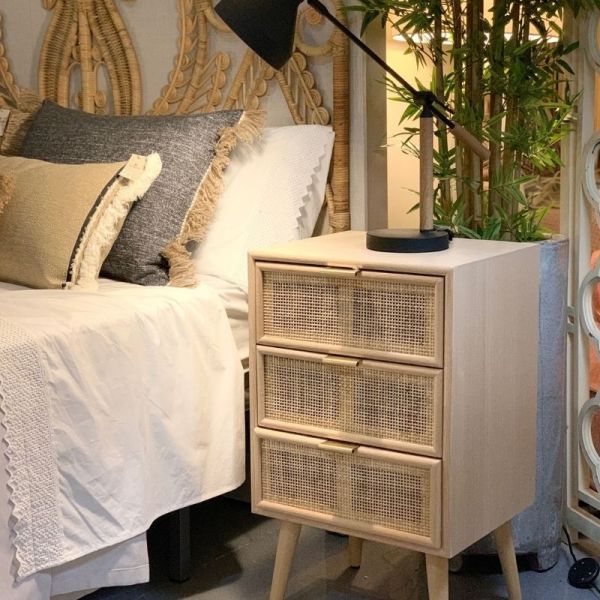 Mesita noche madera pino 3 cajones mimbre  42x71x37