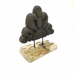 Figura escultura 31x12x17 piedra gris oscura base madera rústica