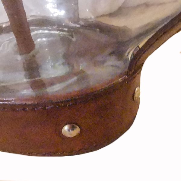 Lampara de sobremesa cristal ovalada tiras cuero  