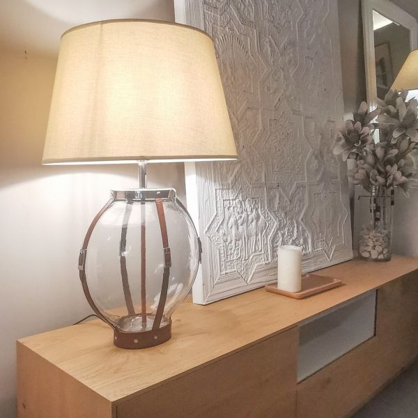 Lampara de sobremesa cristal ovalada tiras cuero