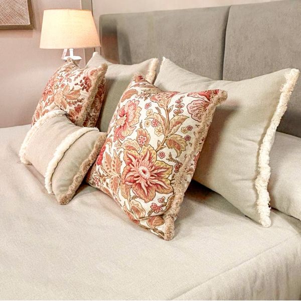 Cojín artesanal con relleno premium para cama y sofá en alta decoración elegante