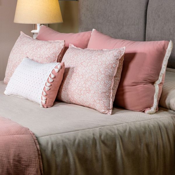 Cojín artesanal con relleno premium para cama y sofá en alta decoración elegante