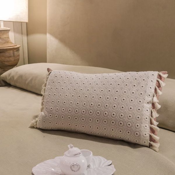 Cojín artesanal con relleno premium para cama y sofá en alta decoración elegante