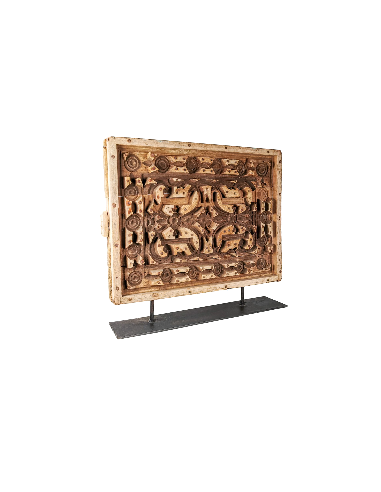 Figura rectangular madera tallada base hierro  negro 65x50 cmx20 cm