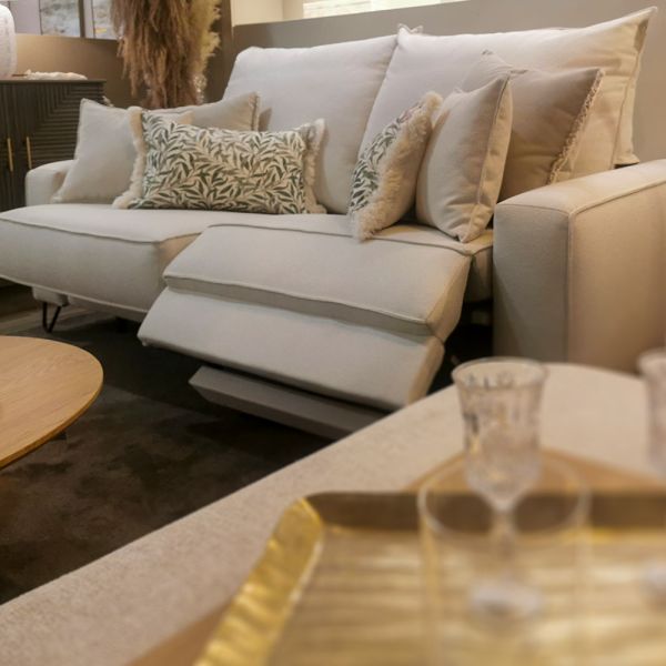 Sofá multifunción con patas negras y color blanco | Tapidecor