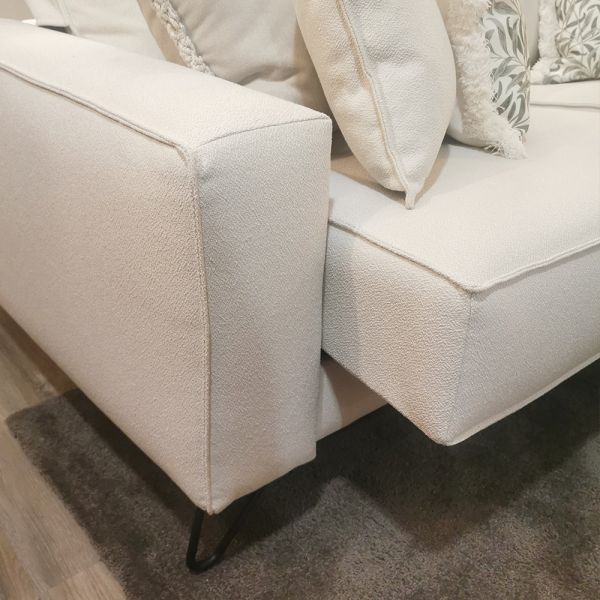 Sofá multifunción con patas negras y color blanco | Tapidecor