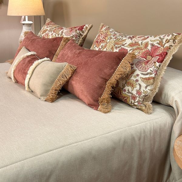 Cojín artesanal con relleno premium para cama y sofá en alta decoración elegante