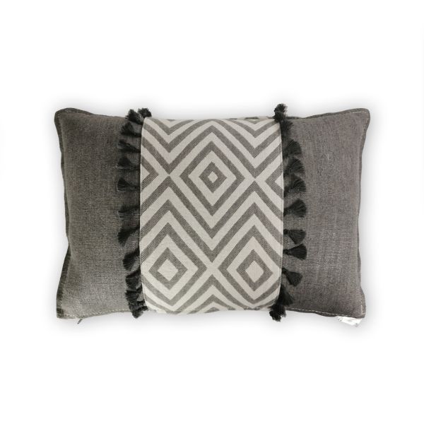 Cojín gris banda geométrico rombos ponpon 60X40 Relleno premium incluido