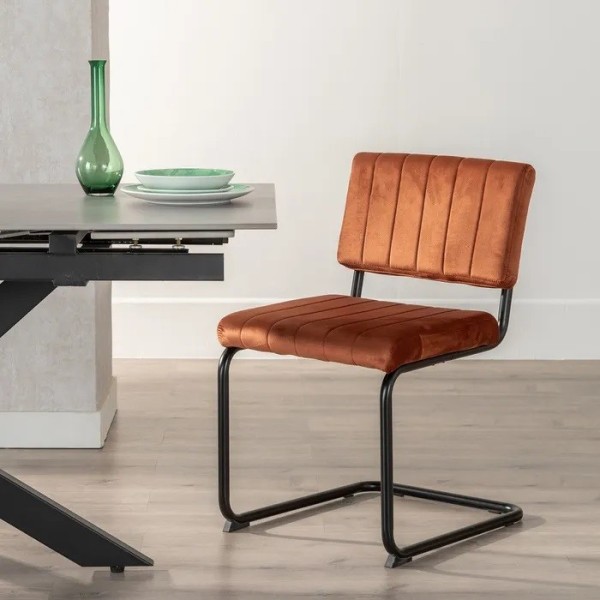 Silla tapizada terracota con patas negras y respaldo curvo | Tapidecor