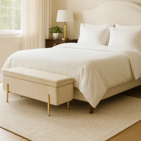 Banco tapizado beige con almacenaje y patas doradas | Tapidecor