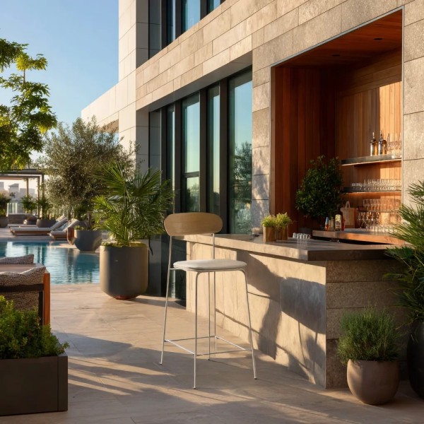 Taburete beige 95x45x50 cm respaldo madera patas blancas | Tapidecor