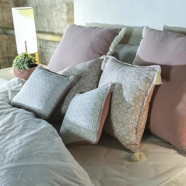 Cojín artesanal con relleno premium para cama y sofá en alta decoración elegante