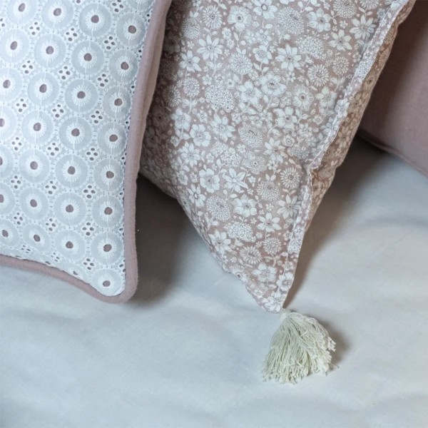 Cojín artesanal con relleno premium para cama y sofá en alta decoración elegante