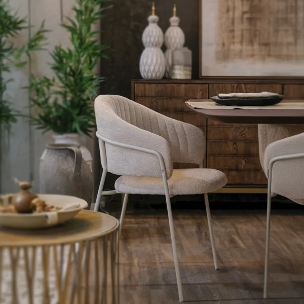 Silla tapizada beige patas crema diseño envolvente 57x54x82 | Tapidecor