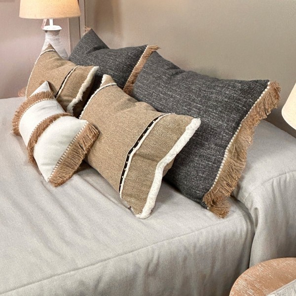 Cojín decorativo blanco roto fleco doble rafia 60X30, Relleno Premium incluido