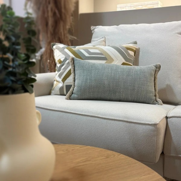 Cojín Bordado aristas Beige pestaña minima 70X50 Relleno premium incluido