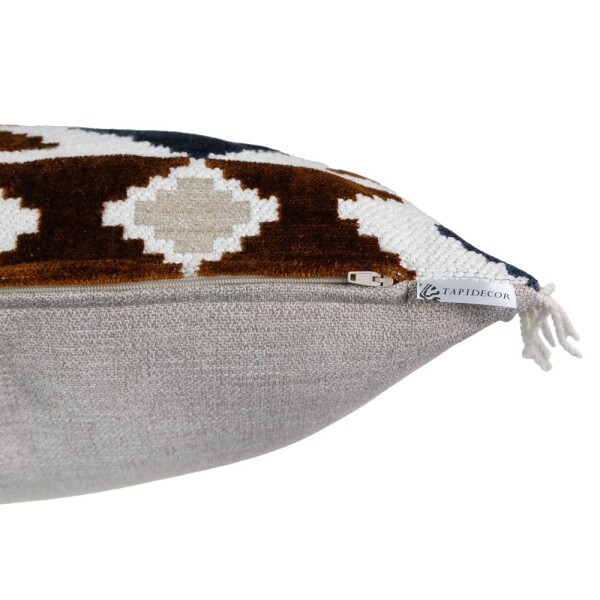 Cojín geométrico bordado con flecos rizados | Tapidecor