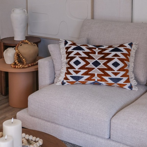 Cojín geométrico bordado con flecos rizados | Tapidecor