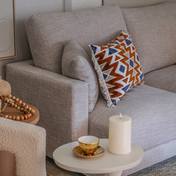 Cojín geométrico bordado con flecos rizados | Tapidecor