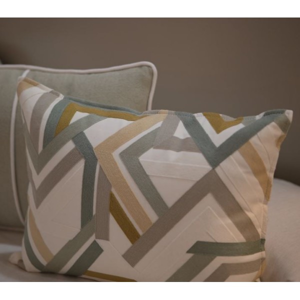 Cojín Bordado aristas Beige pestaña minima 60X40 Relleno premium incluido