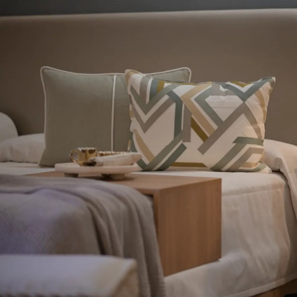 Cojín Bordado aristas Beige pestaña minima 60X40 Relleno premium incluido