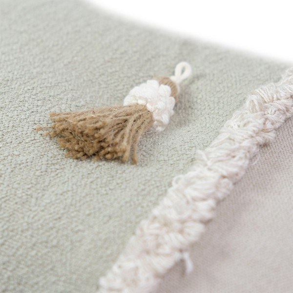Cojín artesanal beige-verde flecos y borlones centrales | Tapidecor