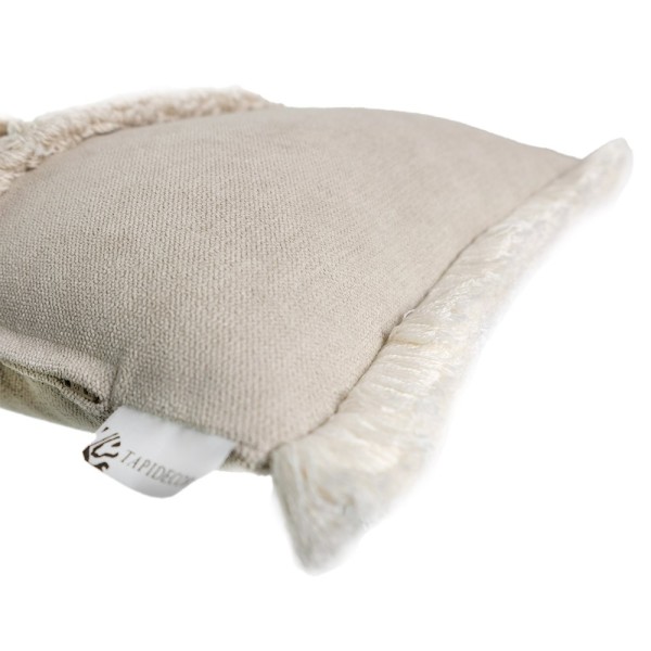 Cojín artesanal beige-verde flecos y borlones centrales | Tapidecor