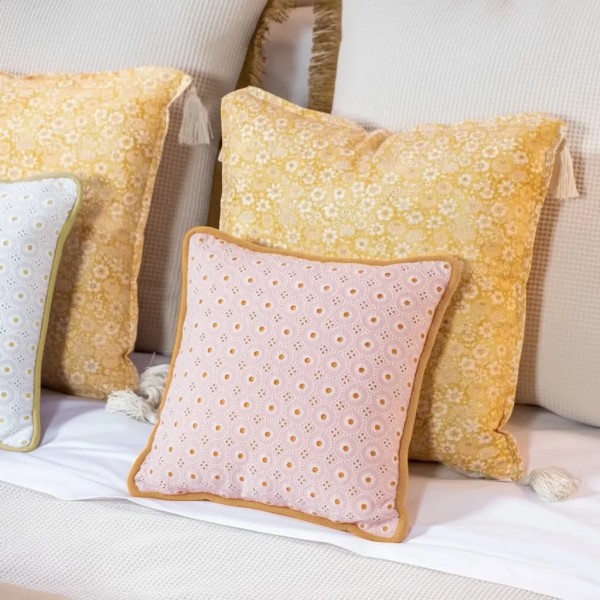 Cojín bordado 35×35 Liberty Camel – Elegancia y confort para dormitorio y sofá