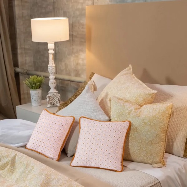 Coussin de broderie blanche sur la dentelle ocre 35x35 Premium Filleur Premium incluse