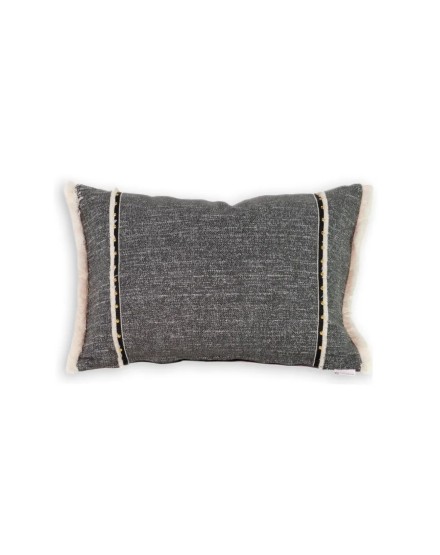 Cojín rectangular cama sofá gris oscuro texturado relleno pluma fleco blanco 60x40