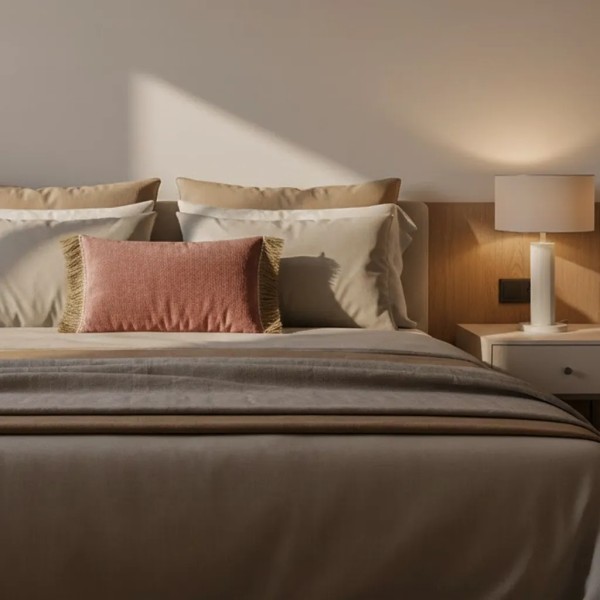 Cojín rectangular cama sofá liso rosa amoratado relleno pluma fleco rafia 60x40