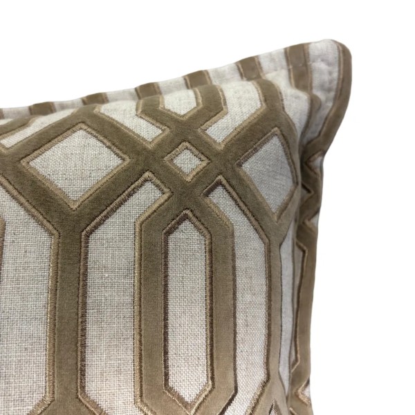 Cojín Geométrico Terciopelo camel pest. mín. 60X40 Relleno premium incluido