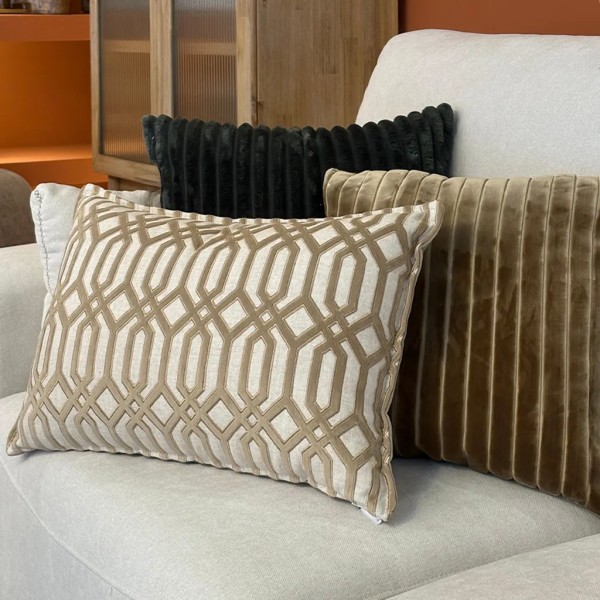 Cojín Geométrico Terciopelo camel pest. mín. 60X40 Relleno premium incluido
