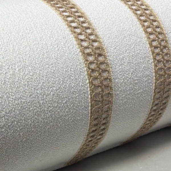 Aporta estilo envolvente y confort con este cojín cilíndrico blanco de rayas camel, relleno Premium incluido. Diseño versátil y