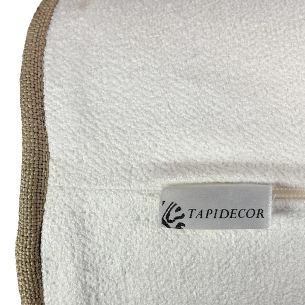 Aporta estilo envolvente y confort con este cojín cilíndrico blanco de rayas camel, relleno Premium incluido. Diseño versátil y