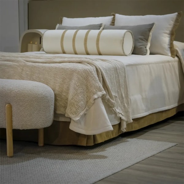 Aporta estilo envolvente y confort con este cojín cilíndrico blanco de rayas camel, relleno Premium incluido. Diseño versátil y