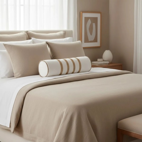 Aporta estilo envolvente y confort con este cojín cilíndrico blanco de rayas camel, relleno Premium incluido. Diseño versátil y