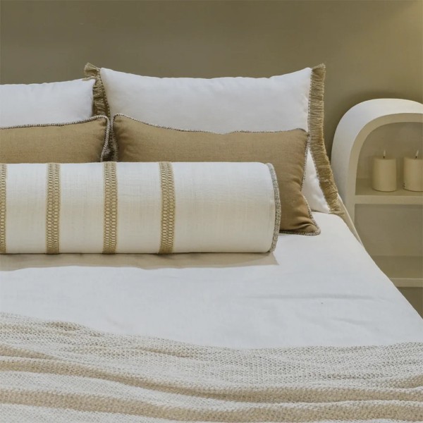 Aporta estilo envolvente y confort con este cojín cilíndrico blanco de rayas camel, relleno Premium incluido. Diseño versátil y