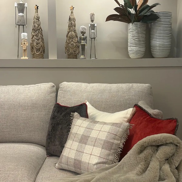 Cojín cuadros fondo beige fleco rizado caqui 50X50 Relleno Premium incluido