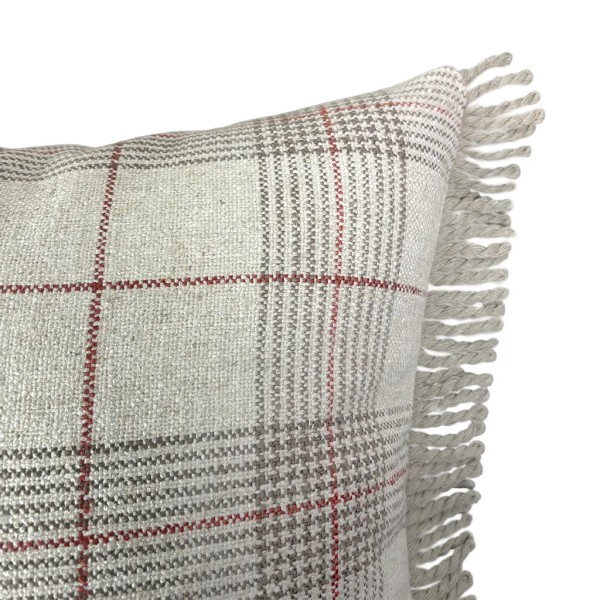 Cojín cuadros fondo beige fleco rizado caqui 50X50 Relleno Premium incluido