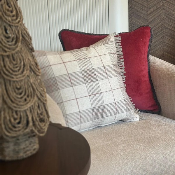 Cojín tono Burdeos Cordón Topo 50x50 Relleno premium incluido