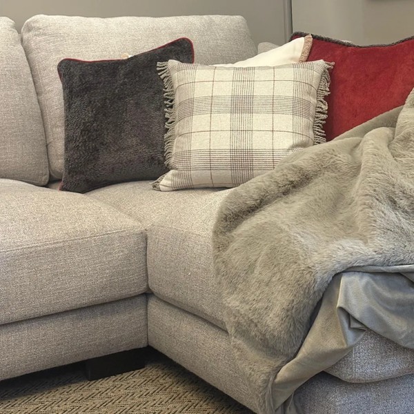 Cojín tono Burdeos Cordón Topo 50x50 Relleno premium incluido