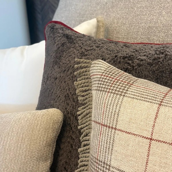 Cojín Suave tono topo Cordón Burdeos 50x50 Relleno premium incluido