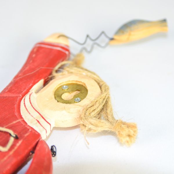 MUÑECO NIÑA MADERA ROJA PARA COLGAR EN PARED 16X22