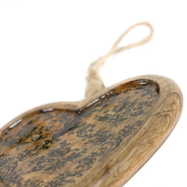 Corazón colgante madera labrada 17x17x1