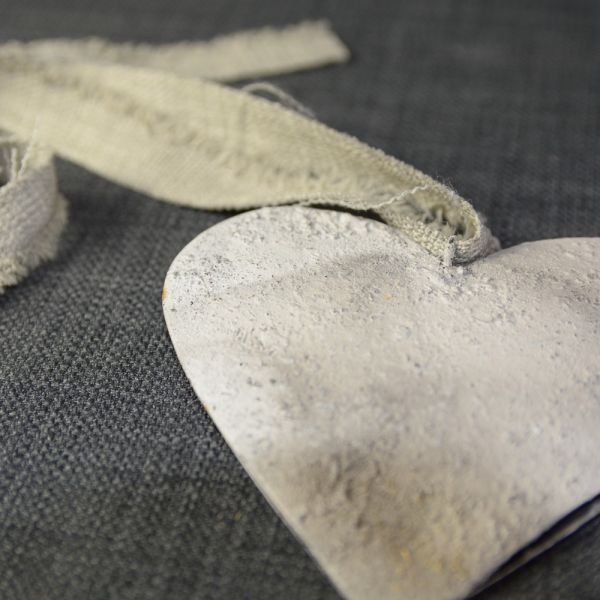 CORAZON METAL COLOR GRIS 